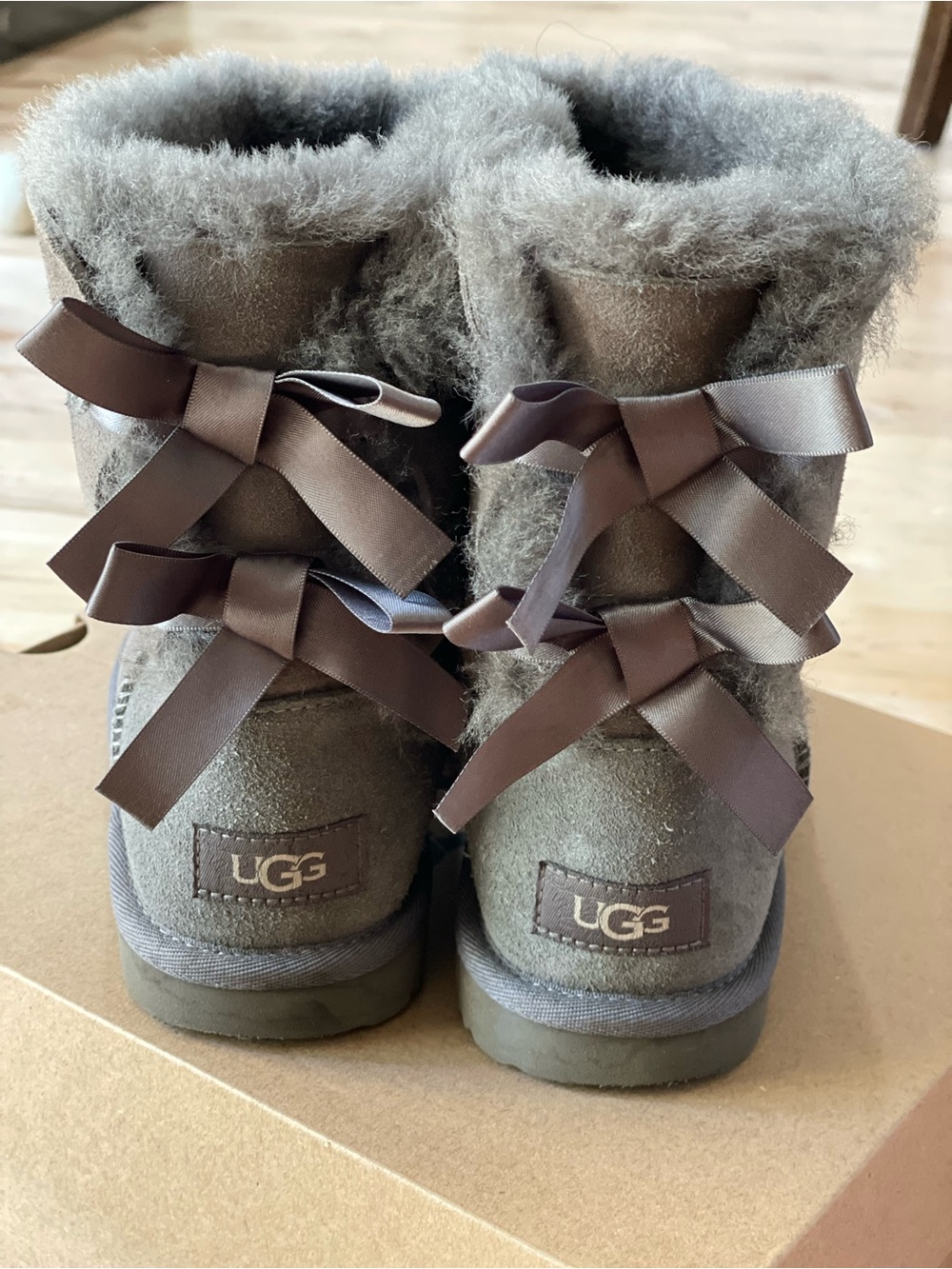 UGG Kids Bailey Bow II in Grey, size 3